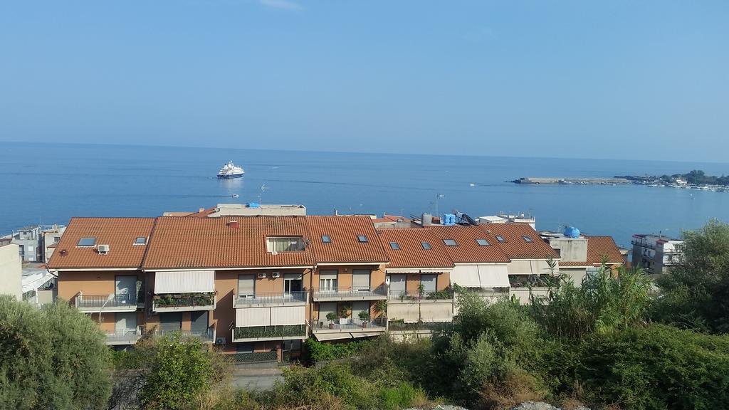 Baia Giardini Apartments Bagian luar foto