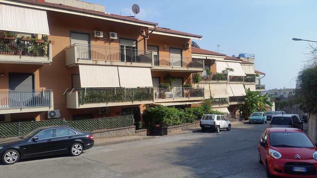 Baia Giardini Apartments Bagian luar foto