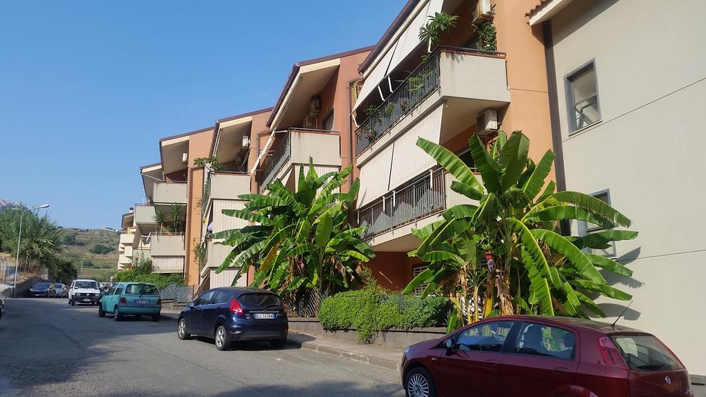 Baia Giardini Apartments Bagian luar foto
