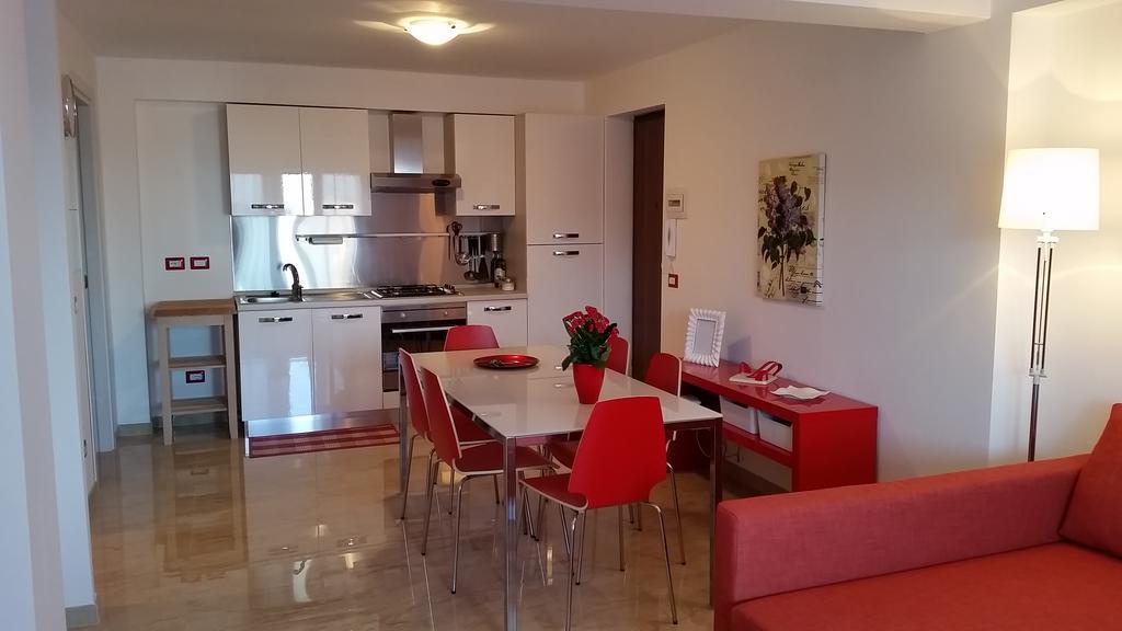 Baia Giardini Apartments Bagian luar foto