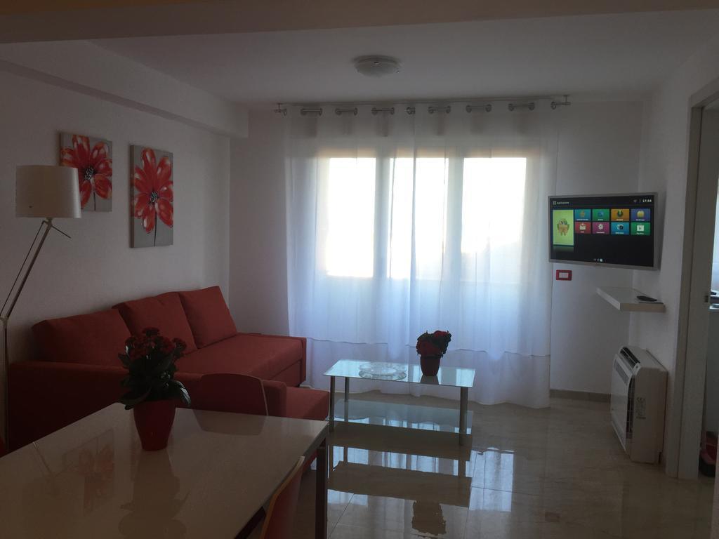 Baia Giardini Apartments Bagian luar foto