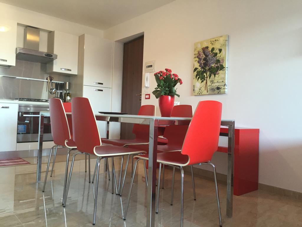Baia Giardini Apartments Bagian luar foto