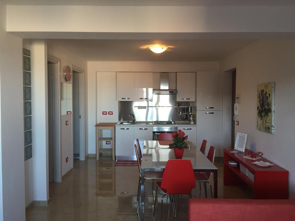 Baia Giardini Apartments Bagian luar foto